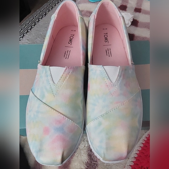 Toms - Picture 2 of 4